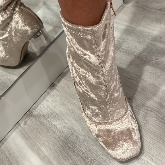 EUC ASOS US SIZE 5. Crushed velvet stretch booty w/ clear lucite heel, Blush - Picture 8 of 9